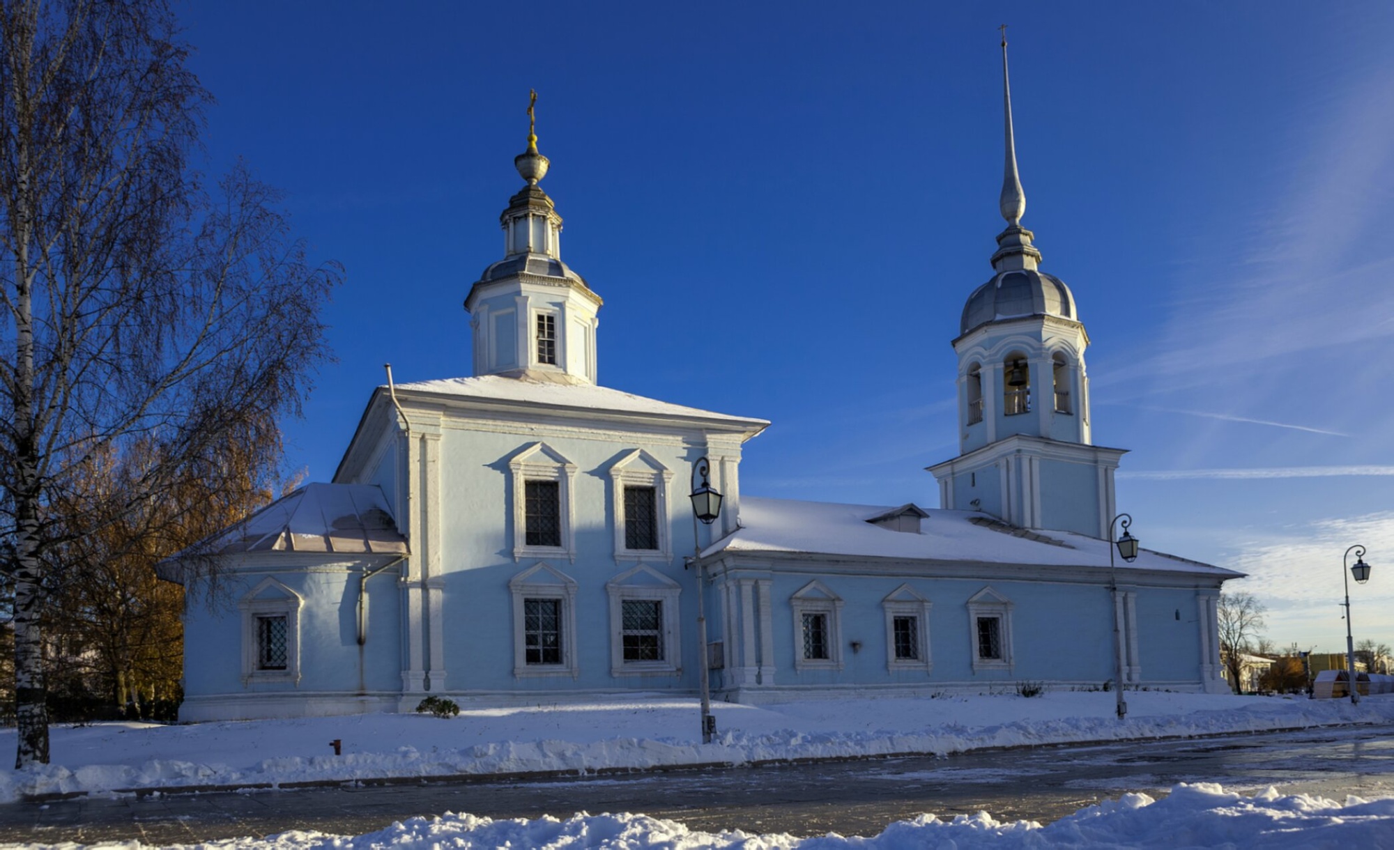 Каменная статуя апостола на церкви Рождества Богородицы в Подмоклово