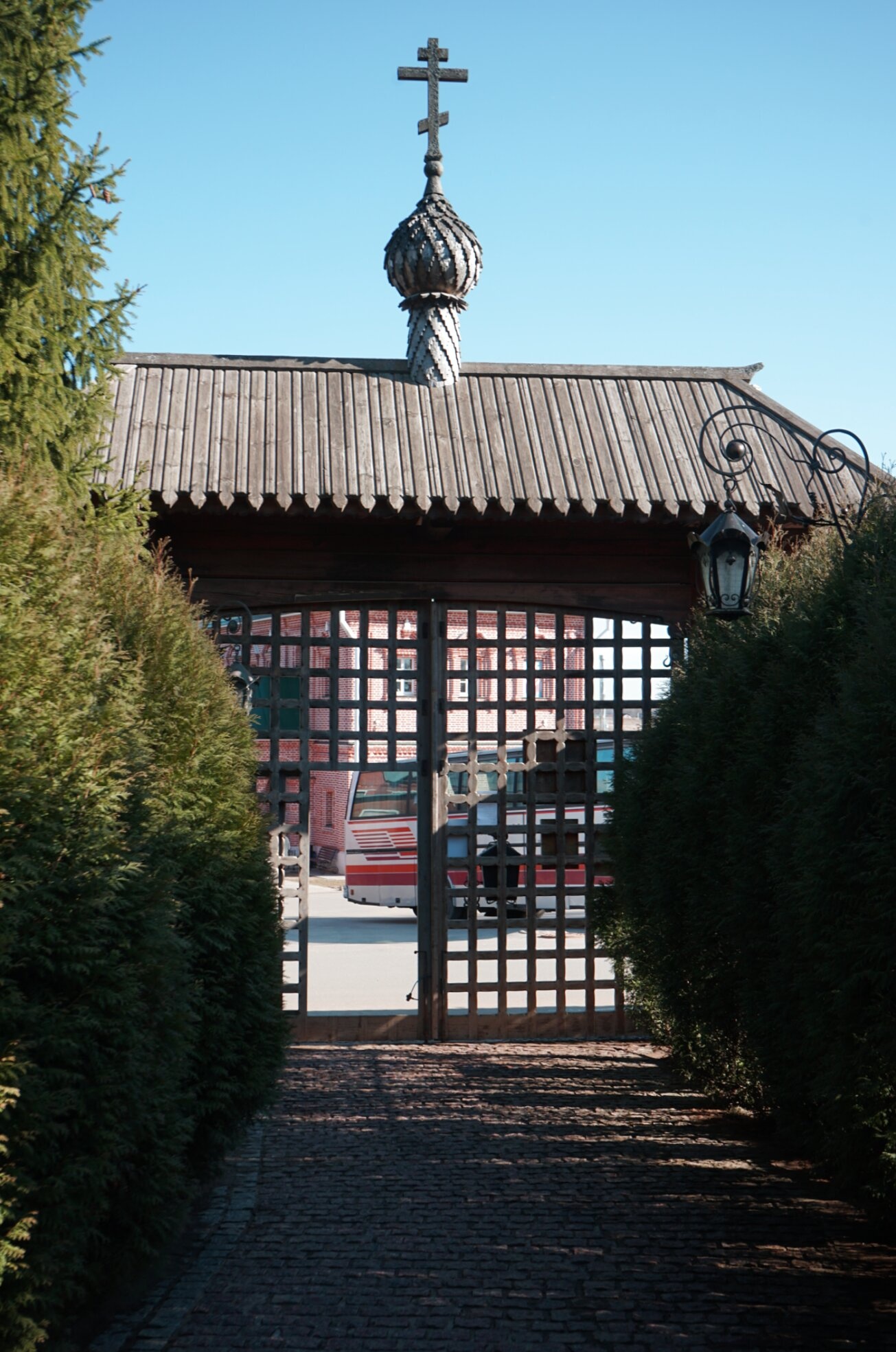 Вход в Церковь Покрова Пресвятой Богородицы на Высоком в Боровске