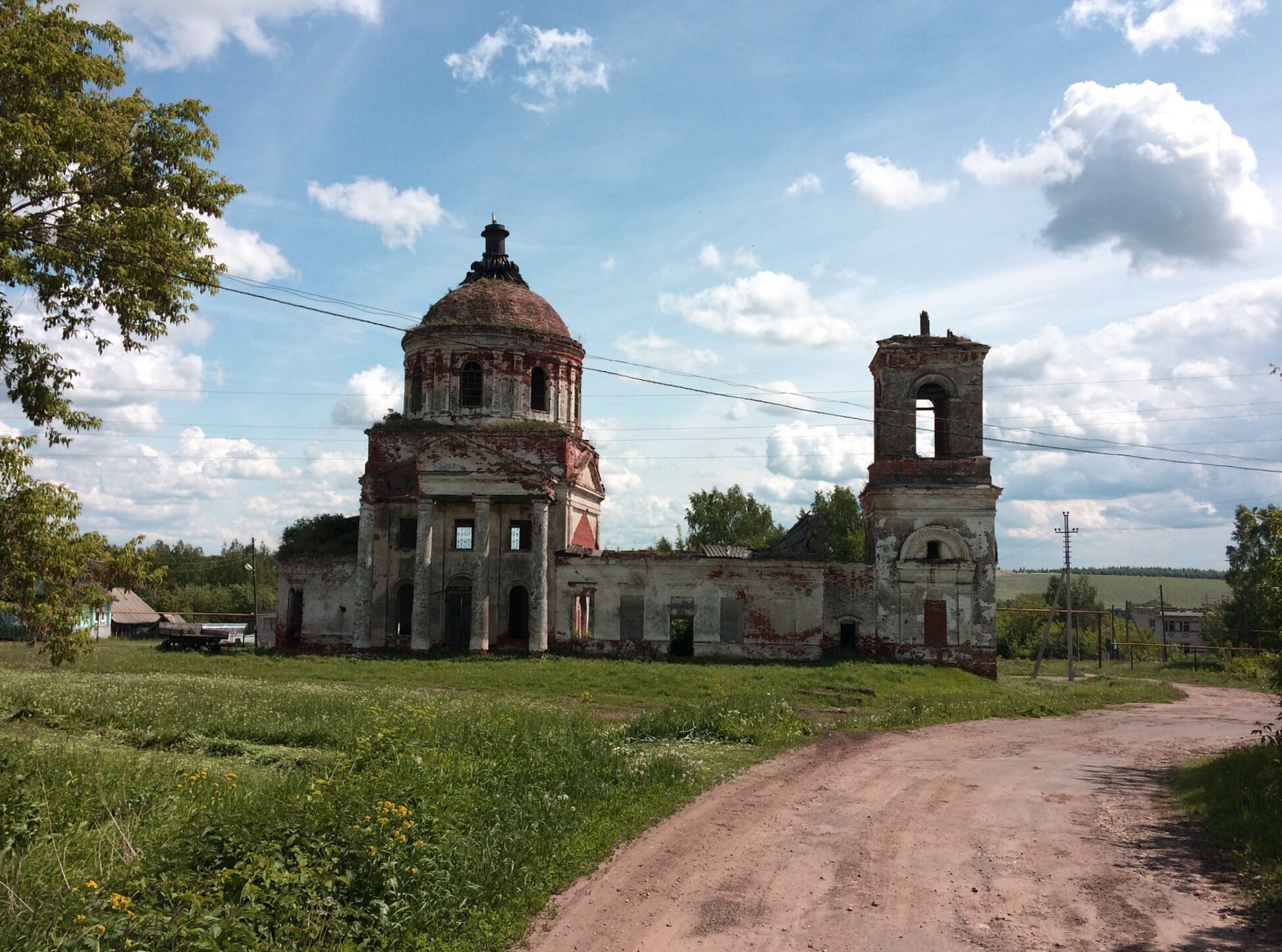 Заброшенная Церковь Троицы Живоначальной в Архангельском