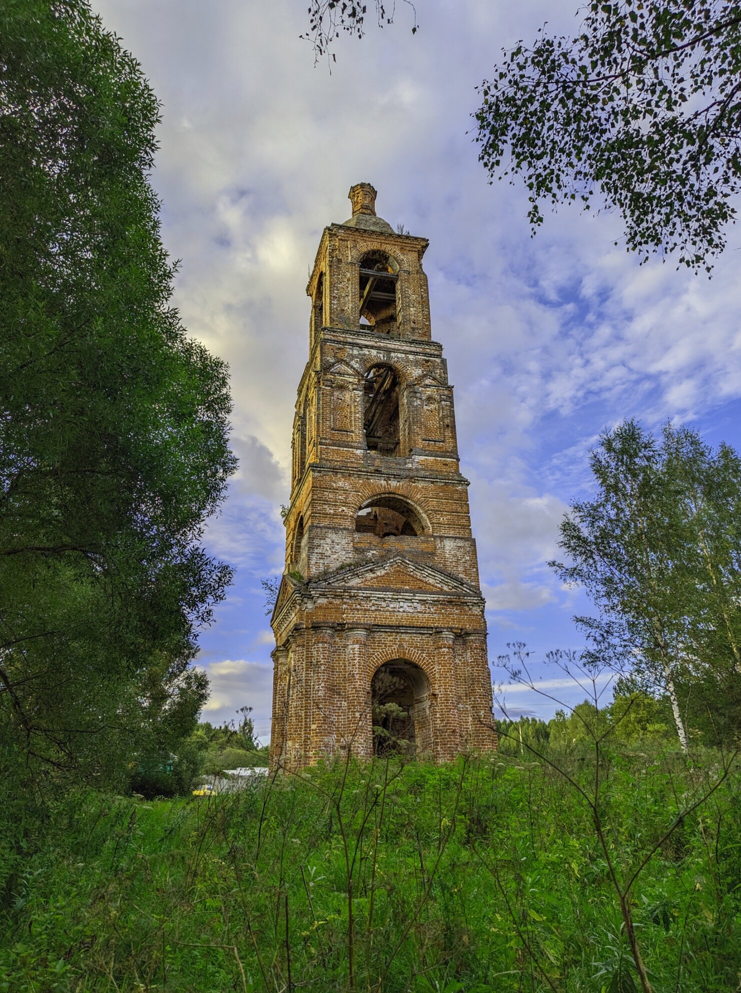 Церковь Воскресенская (Крестовоздвиженская) в селе Лахость
