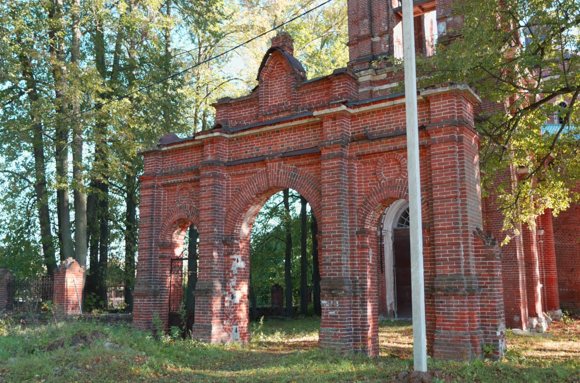 Церковные ворота и колокольня храма иконы Божией Матери «Всех скорбящих Радость» в Куртино