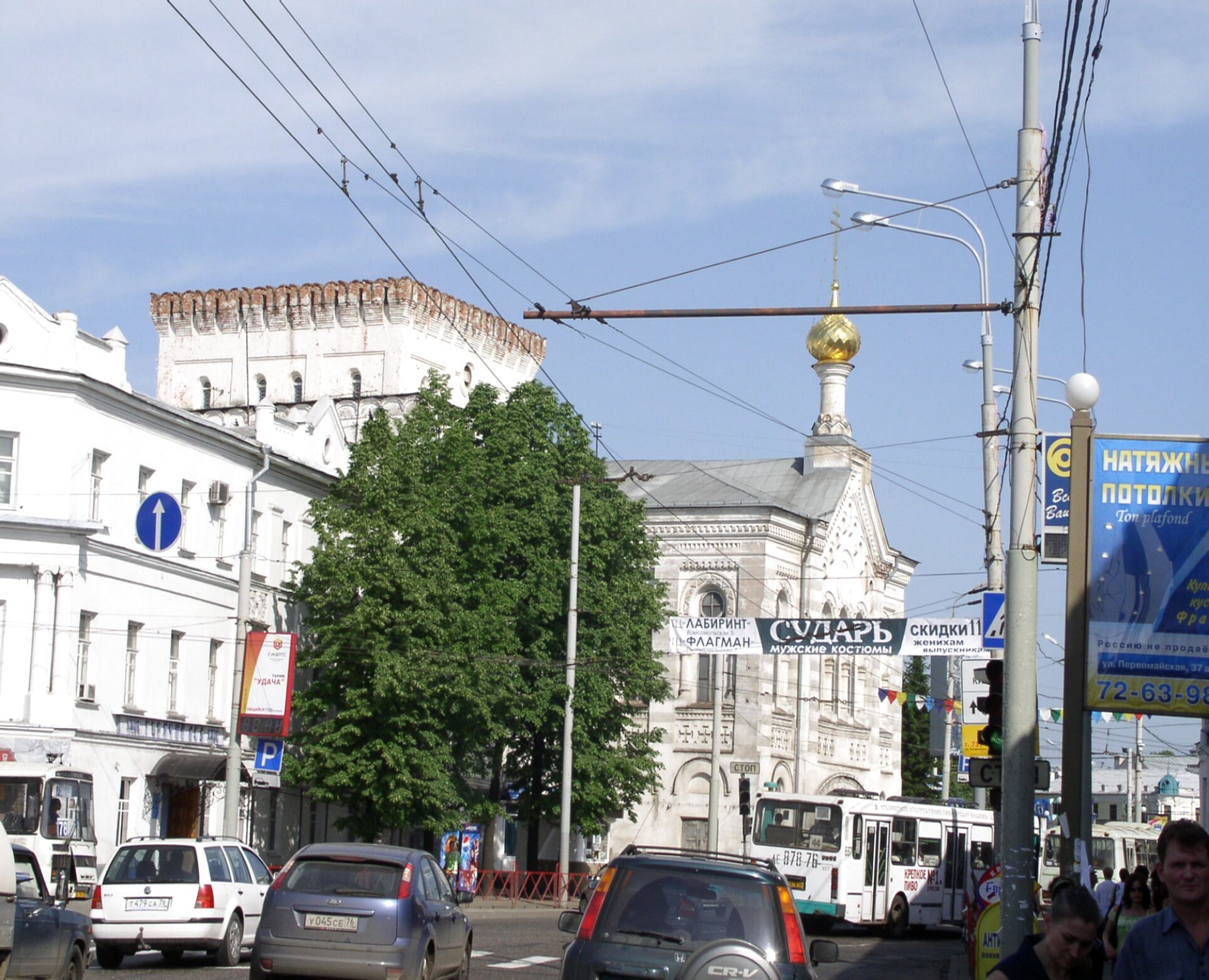 Знаменская башня и церковь Знамения Божией Матери в Ярославле