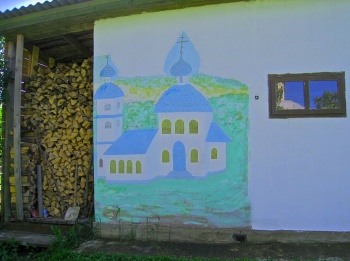 Фреска с изображением храма на стене дровника Церкви Святой Троицы в Новощапово