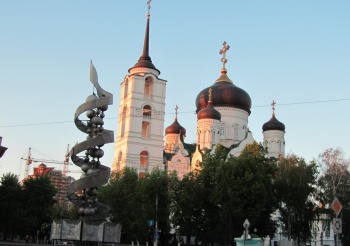 Благовещенский кафедральный собор и памятник «Слава советской науке» в Воронеже