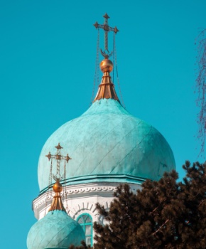 Никольский храм в Ишиме: купола на фоне голубого неба
