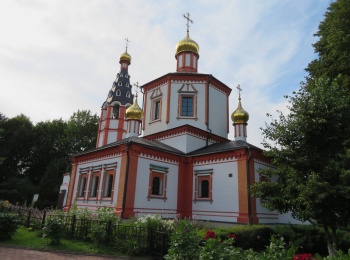 Храм Грузинской иконы Божией Матери в селе Якшино