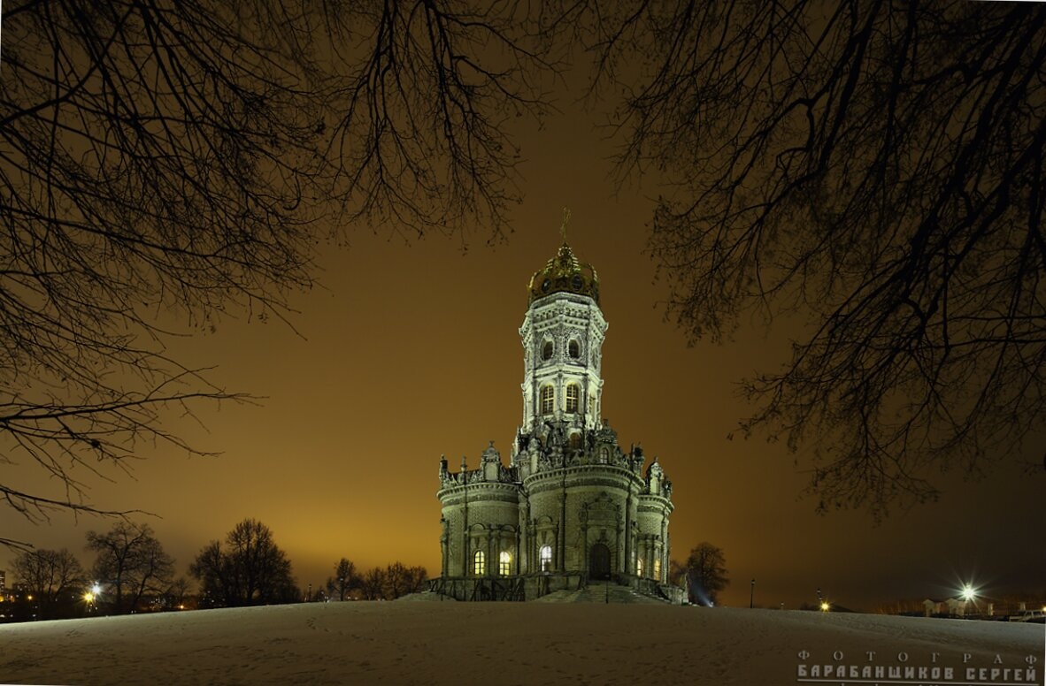 Знаменская церковь в Дубровицах: вид через арочное окно