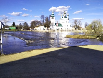Троицкая холодная церковь в селе Холуй во время весеннего половодья