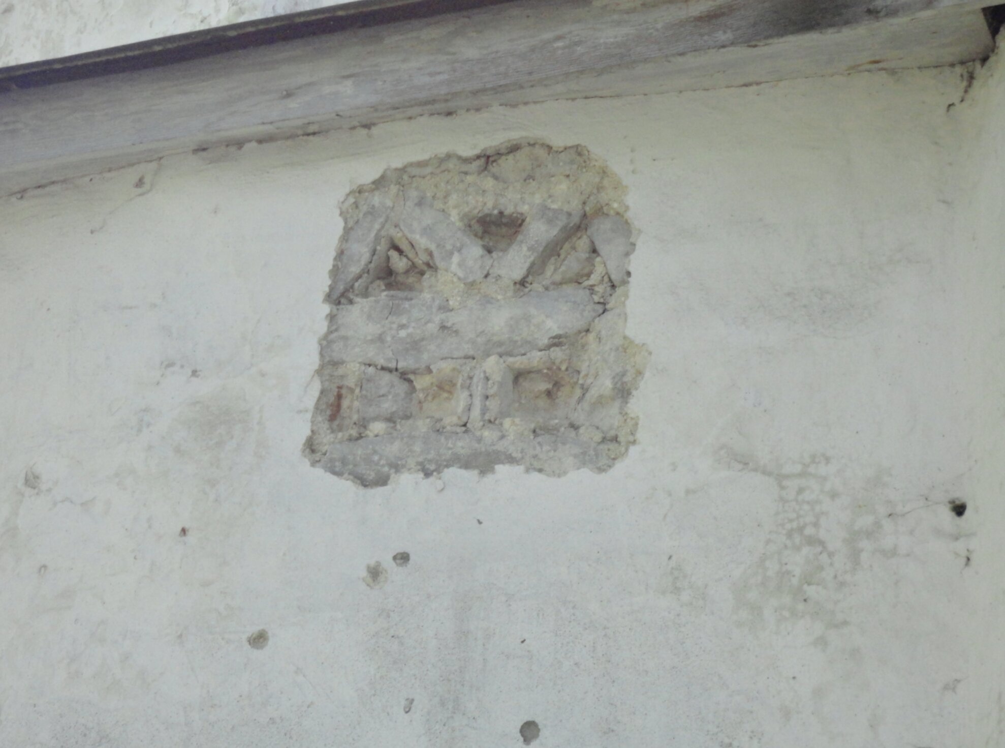 Фрагмент древней стены храма Святого Георгия со Взвоза в Пскове