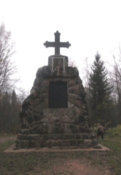 Памятник на месте церкви апостолов Петра и Павла в деревне Сомино