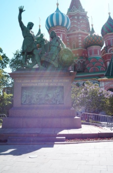 Памятник Минину и Пожарскому и Храм Василия Блаженного на Красной площади