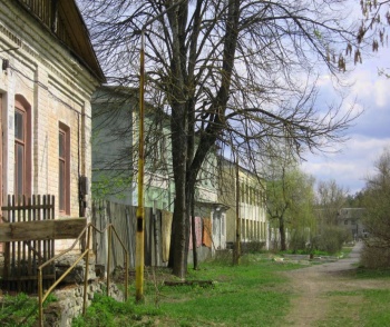 Белобережская пустынь: вид на храмовые постройки и природу