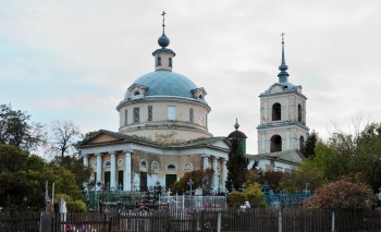 Храм Трёх Святителей в Белоомуте