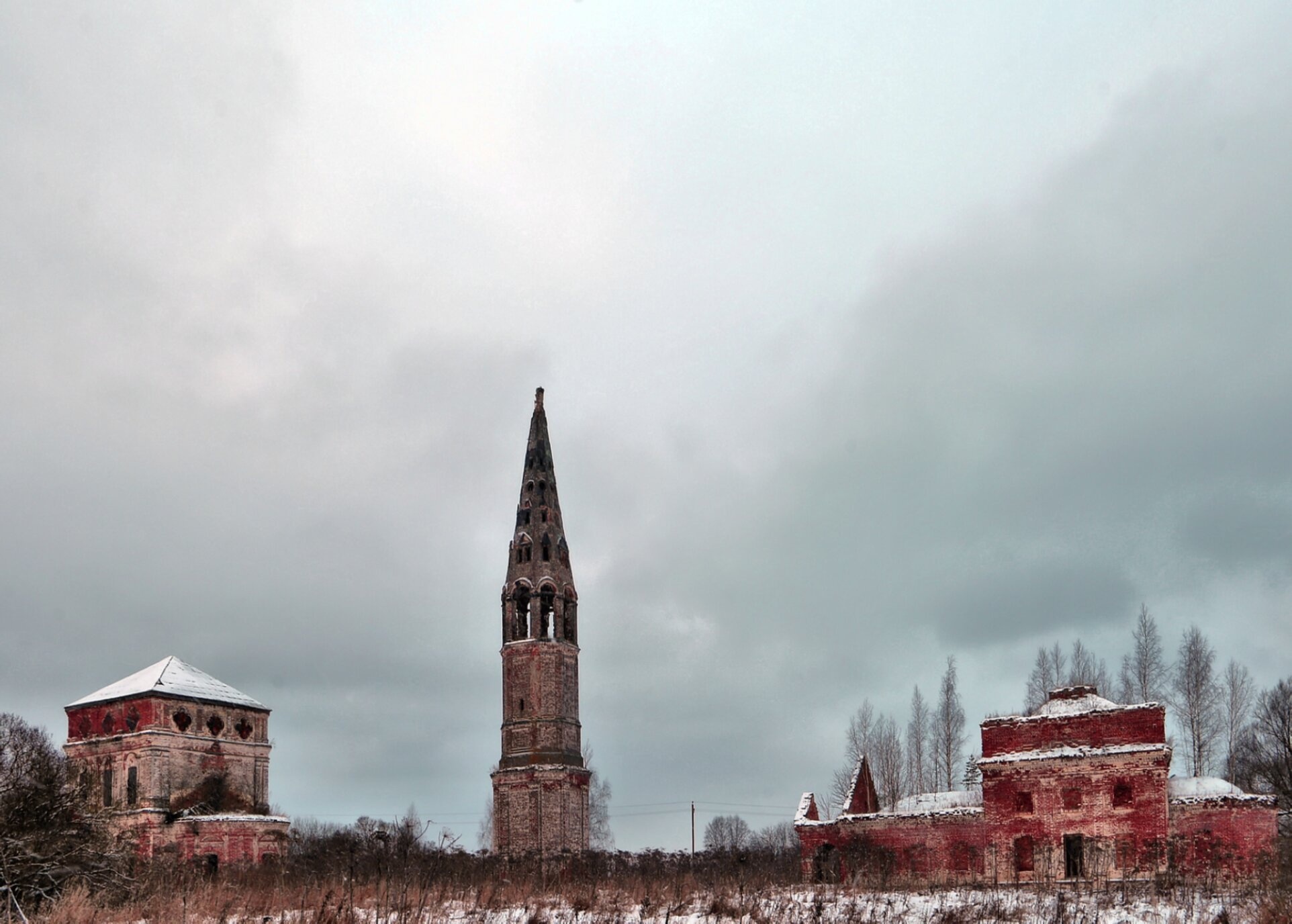 Руины Воскресенской церкви в селе Афанасьево (Гробищево)