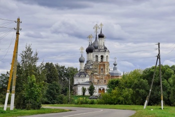 Троицкий храм (Церковь Троицы Живоначальной) в Дединово