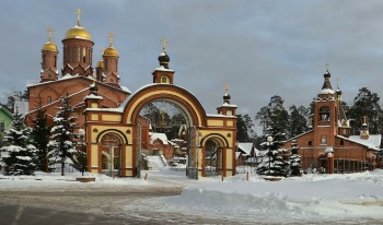 Храм Святых Апостолов Петра и Павла в Ильинском зимой