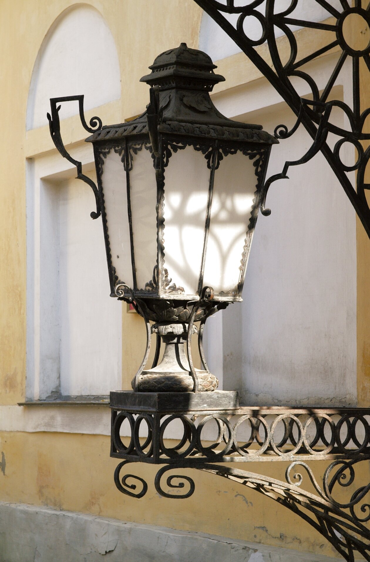 Старинный кованый фонарь у Храма Рождества Христова в Рождествено