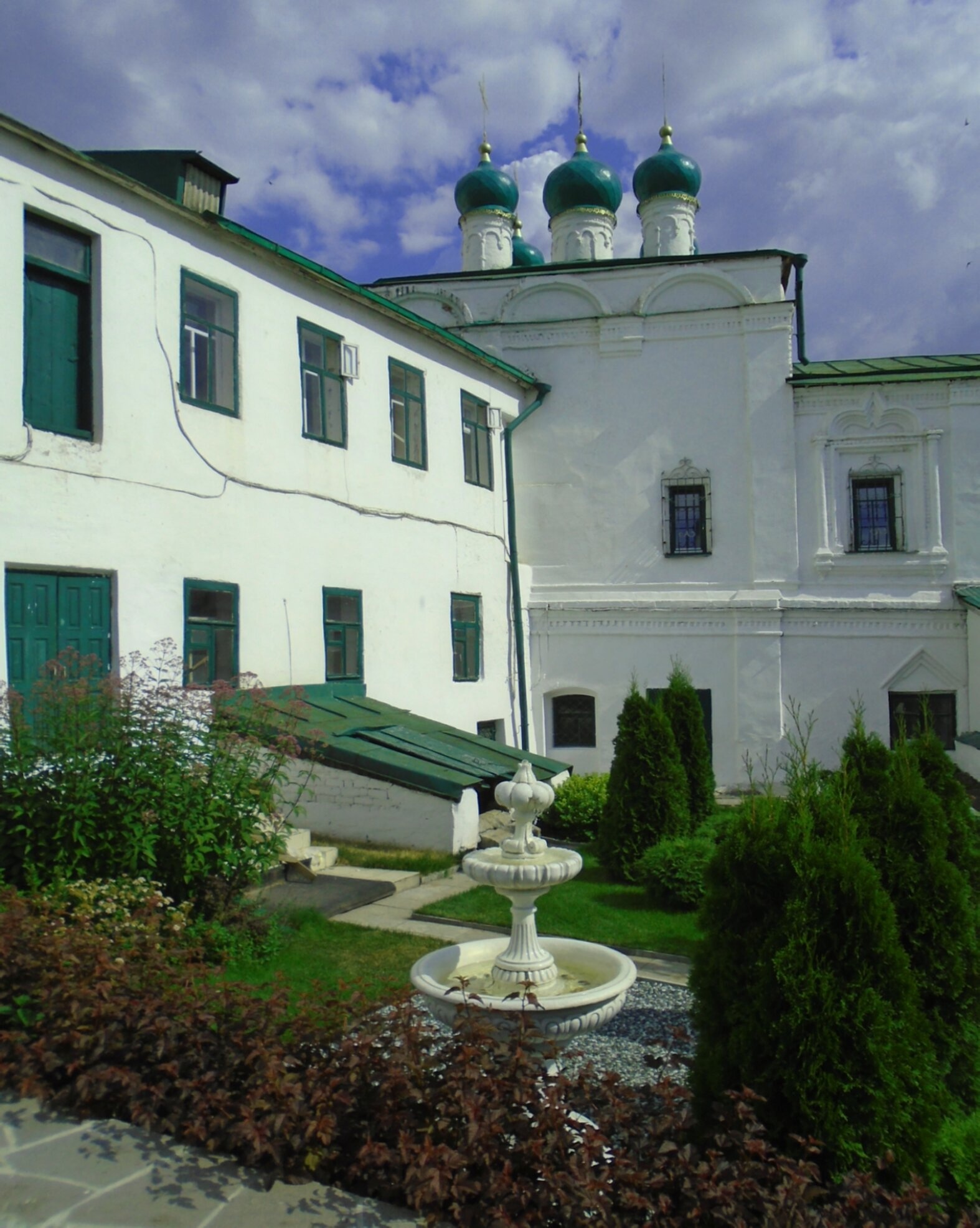 Внутренний двор Введенской церкви Казанского Иоанно-Предтеченского монастыря