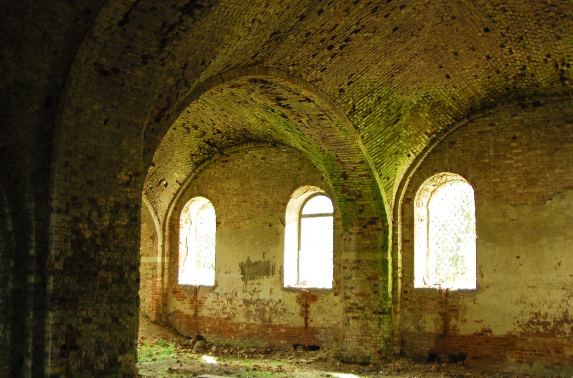 Интерьер заброшенной Церкви Воскресения Христова в Стоянцах