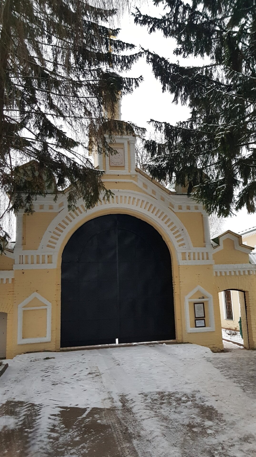 Святые врата Троицкого Александро-Невского монастыря в Акатово