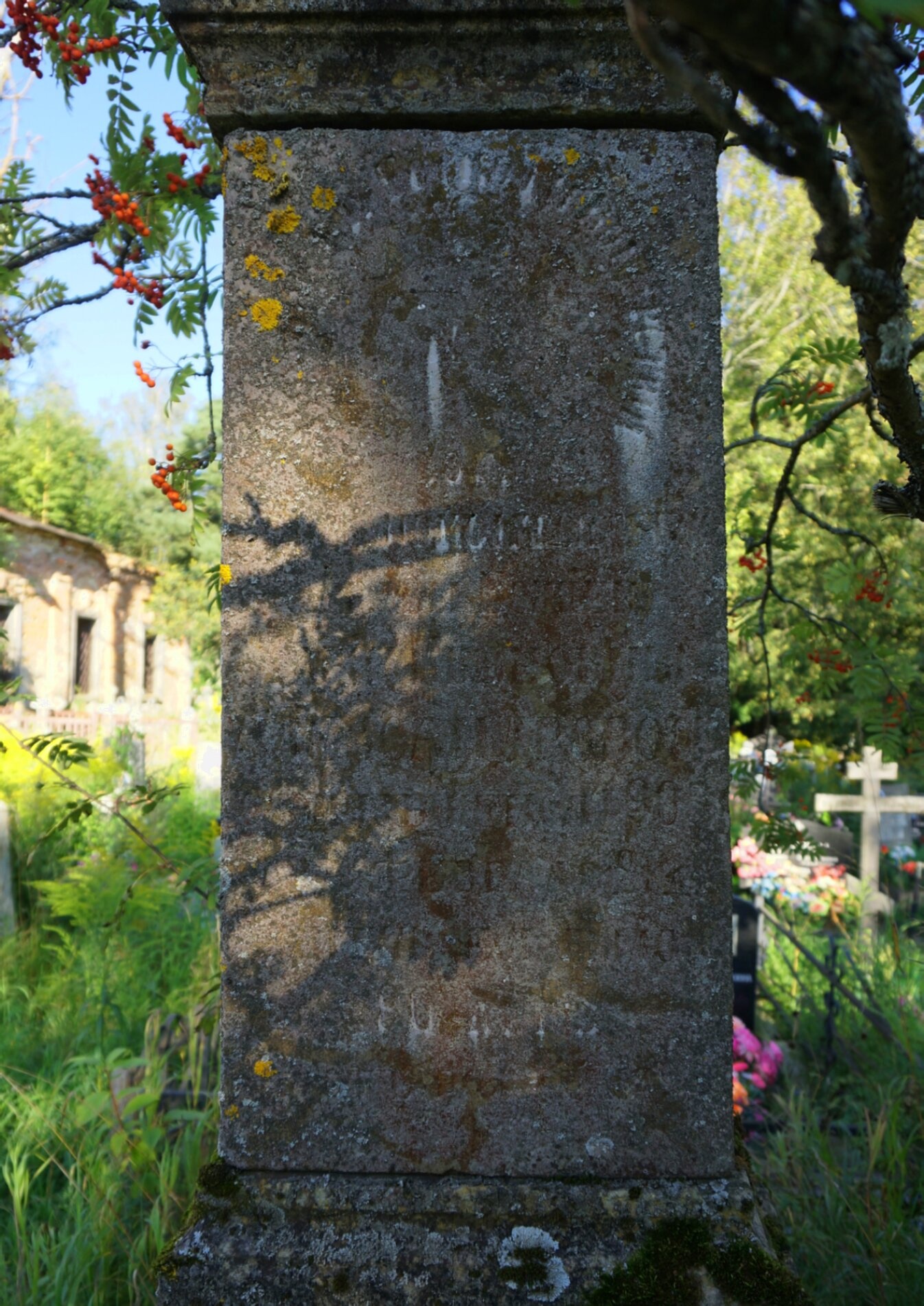 Историческое надгробие на кладбище Петропавловской церкви