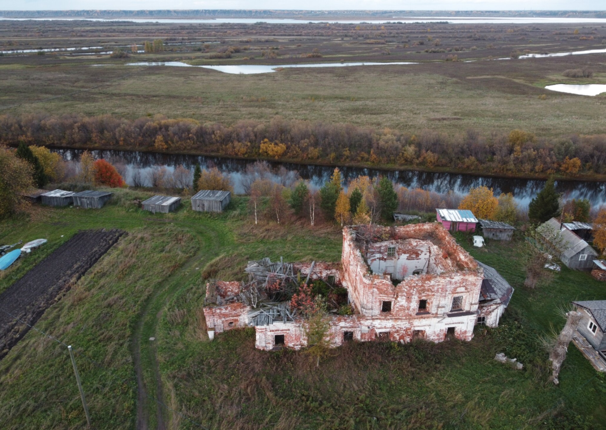 Церковь Димитрия Солунского в селе Ломоносово - памятник православного зодчества