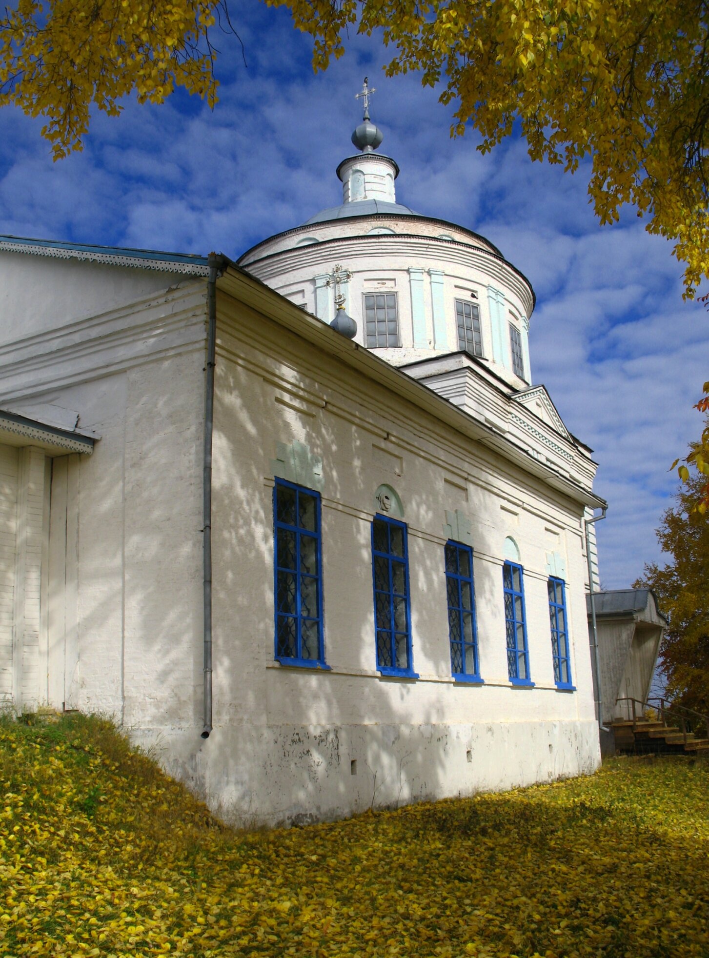 Свято-Вознесенский храм в селе Ыб – осенняя фотография