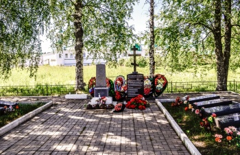 Братская могила советских солдат в Александро-Свирском монастыре
