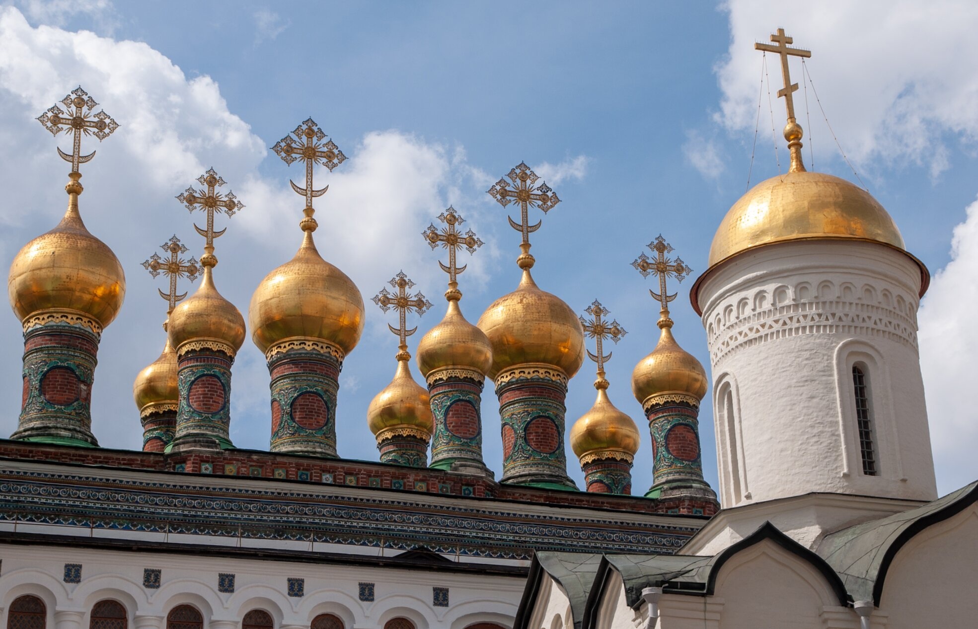 Золотые купола Верхоспасского собора в Московском Кремле
