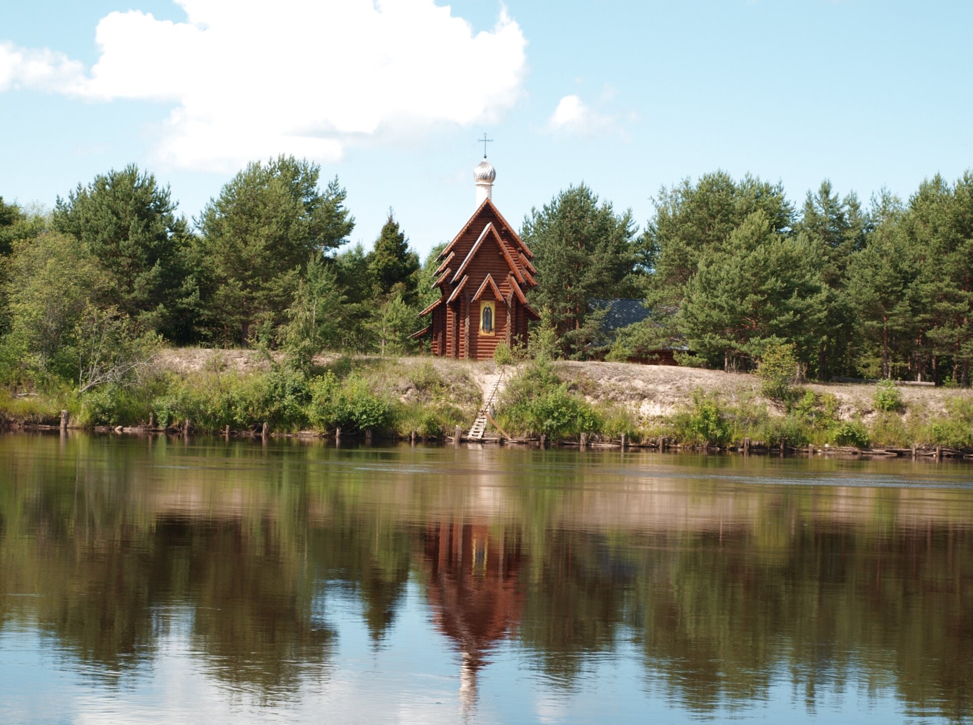 Деревянная часовня на реке Оять в Введено-Оятском монастыре