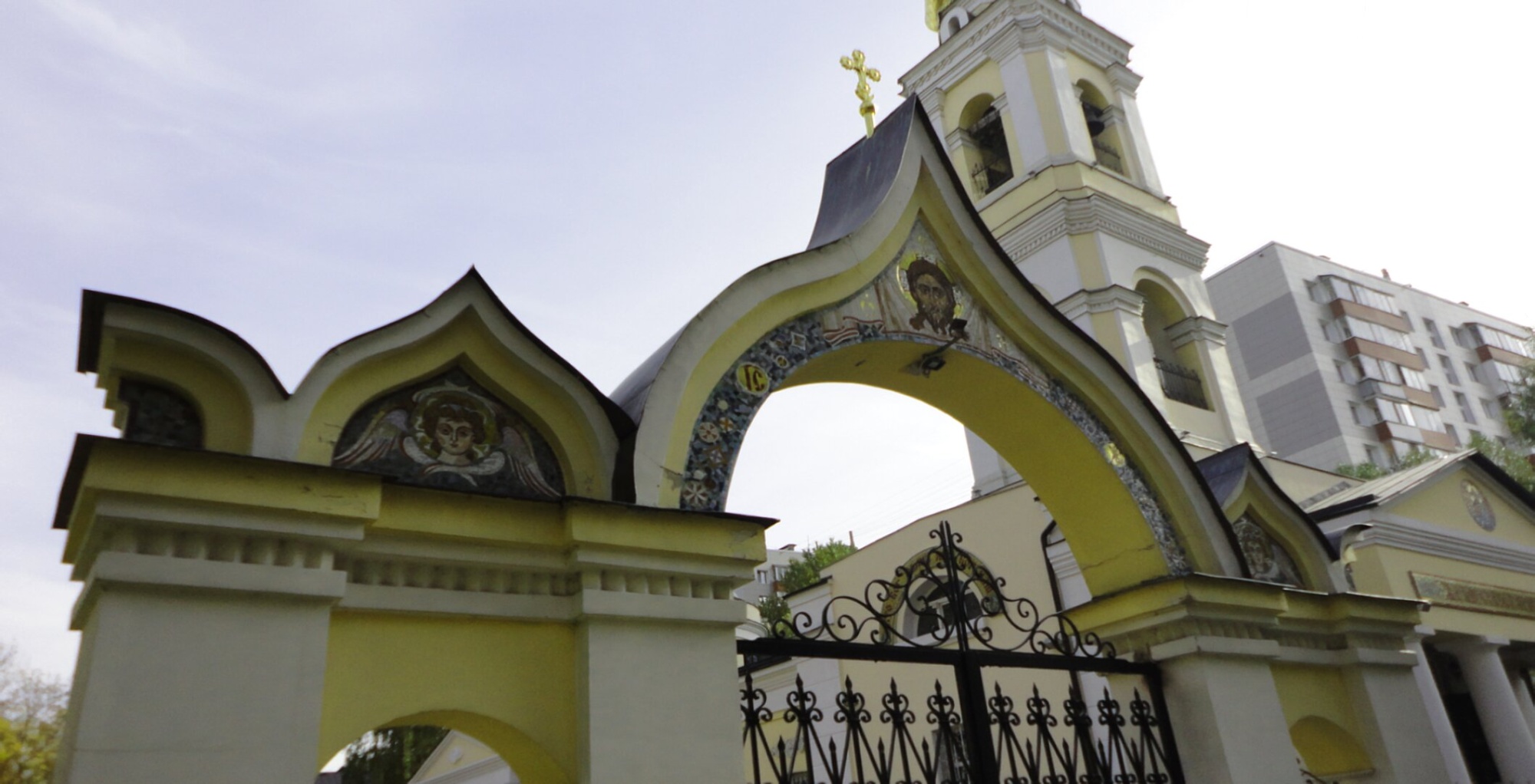 Вход в храм преподобных Зосимы и Савватия в Гольянове