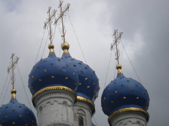Синие купола Храма Казанской иконы Божией Матери в Коломенском