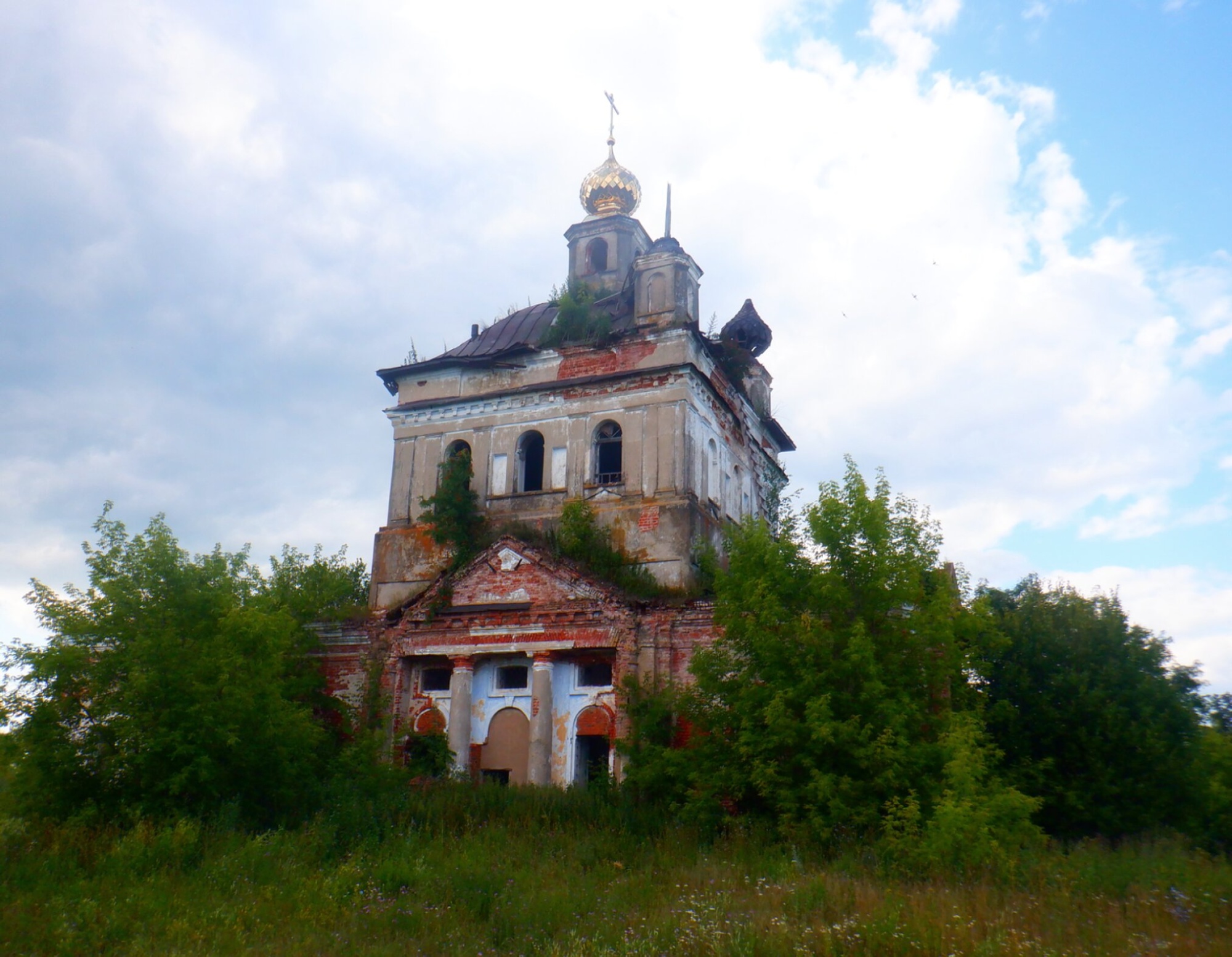 Заброшенная Казанская церковь в селе Сараево