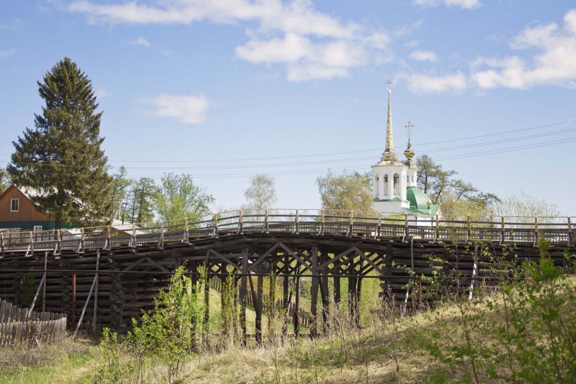 Церковь Рождества Пресвятой Богородицы и деревянный мост в Берёзово