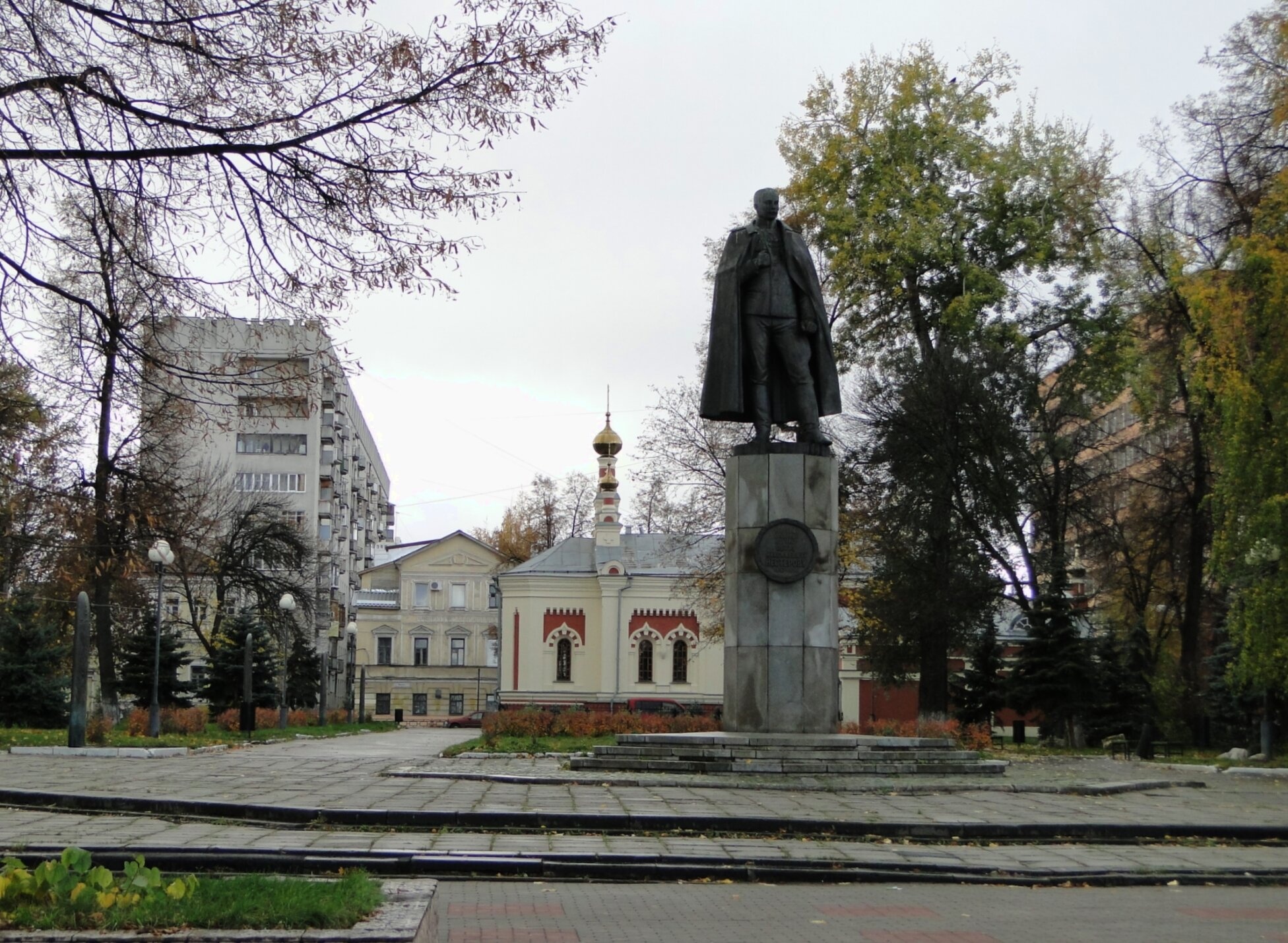 Памятник Петру Нестерову и Скорбященская церковь в Нижнем Новгороде