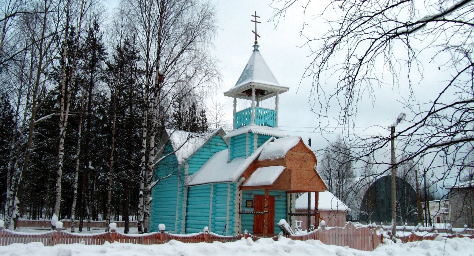 Деревянная церковь в Муезерском зимой