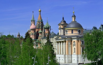 Храм Варвары Великомученицы и Собор Василия Блаженного в Москве