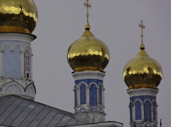 Золотые купола Покровского храма в Каменске-Уральском