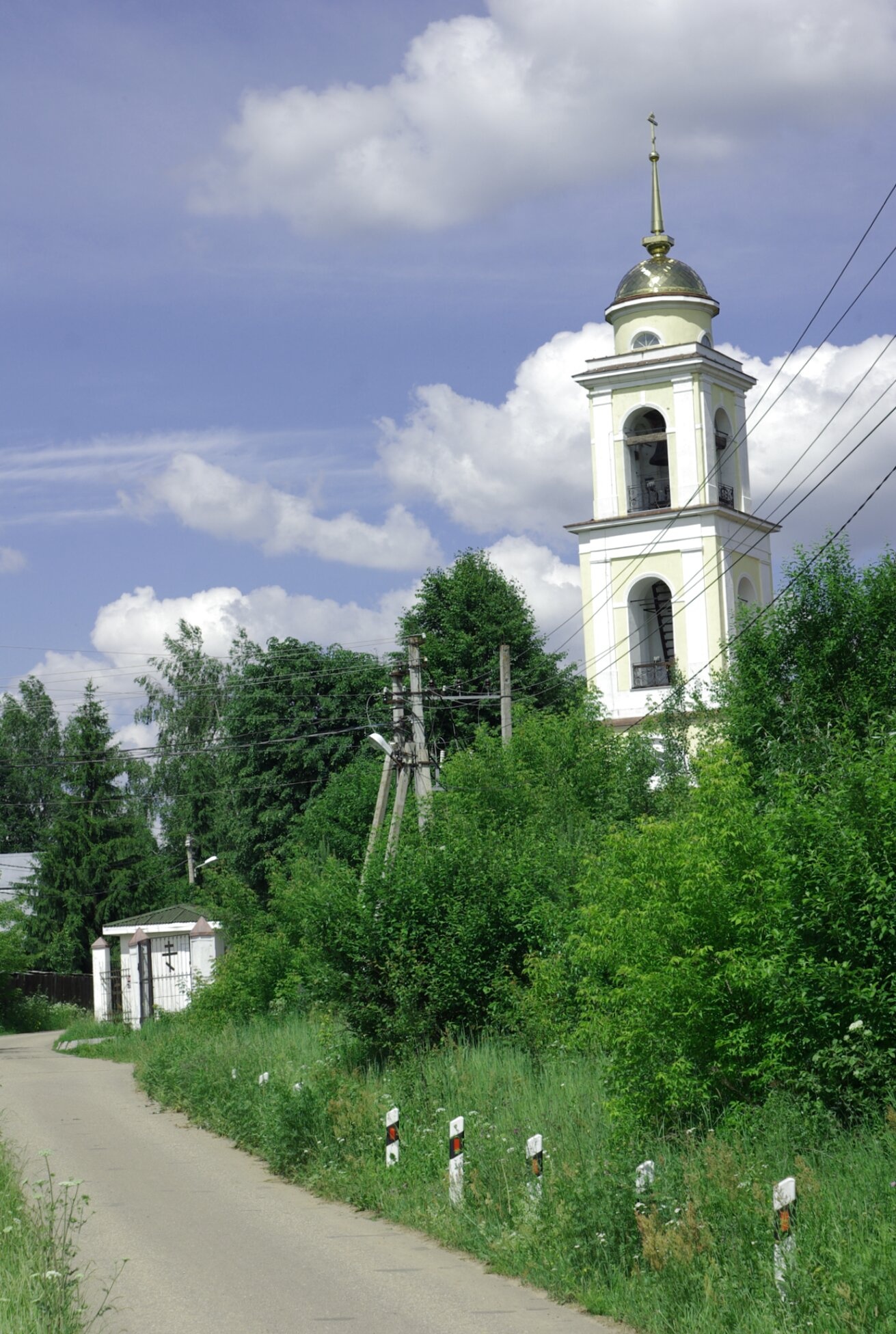 Храм Святых Апостолов Петра и Павла в селе Лужки
