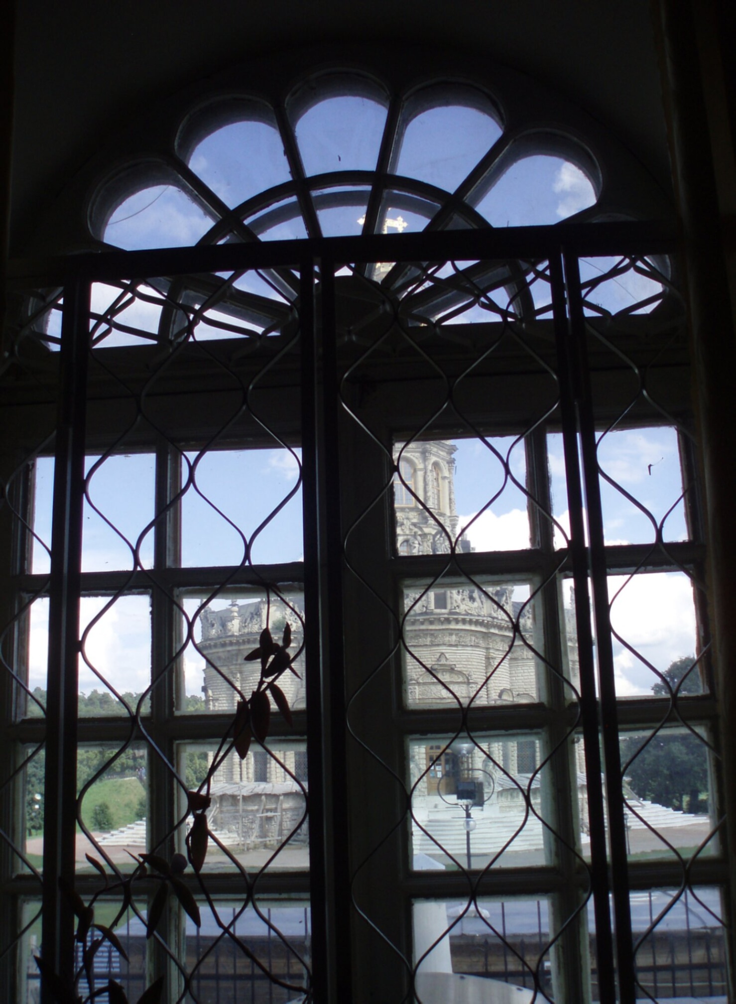 Знаменская церковь в Дубровицах: вид через арочное окно