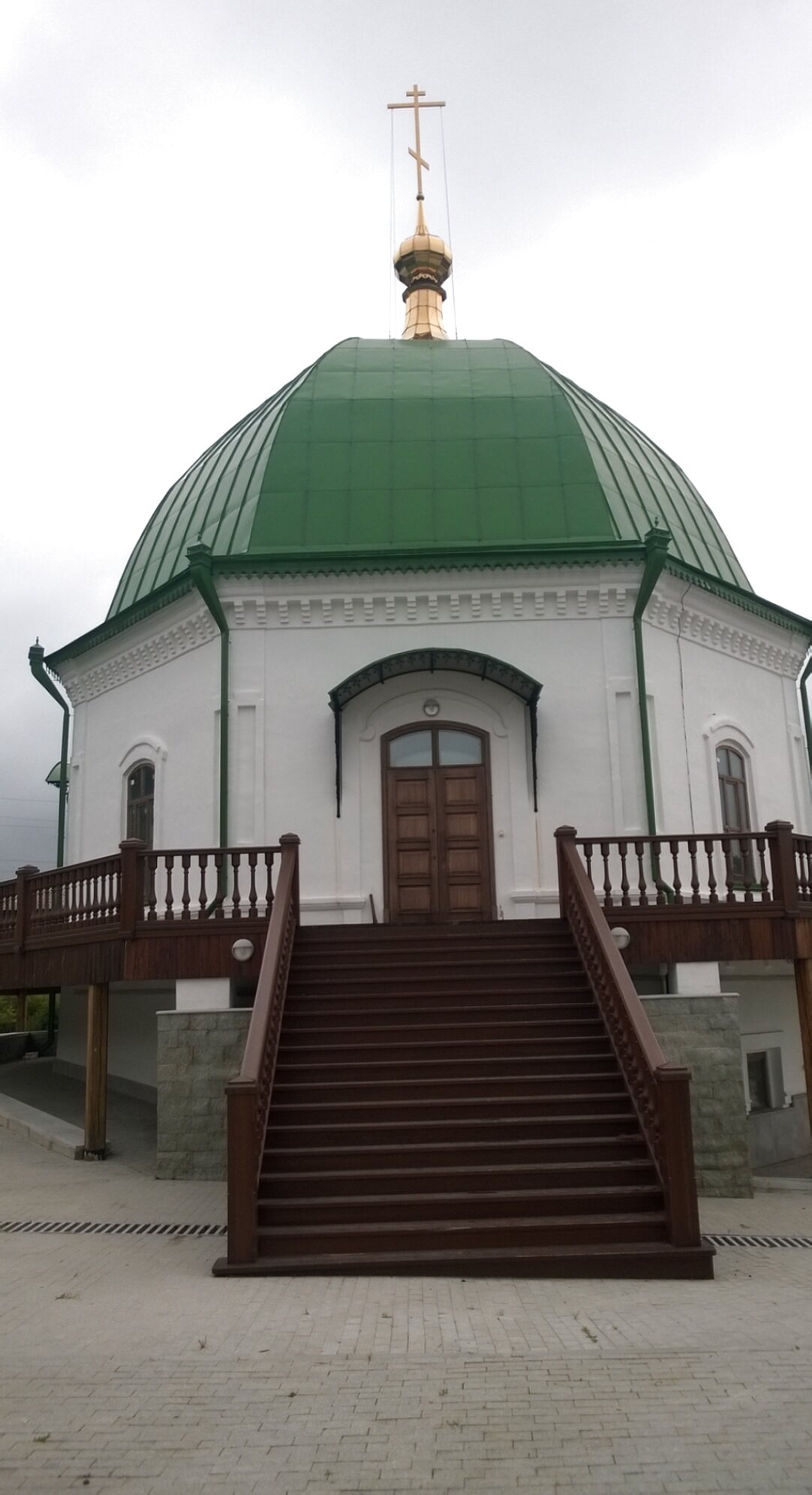 Фотография главного входа в православный храм