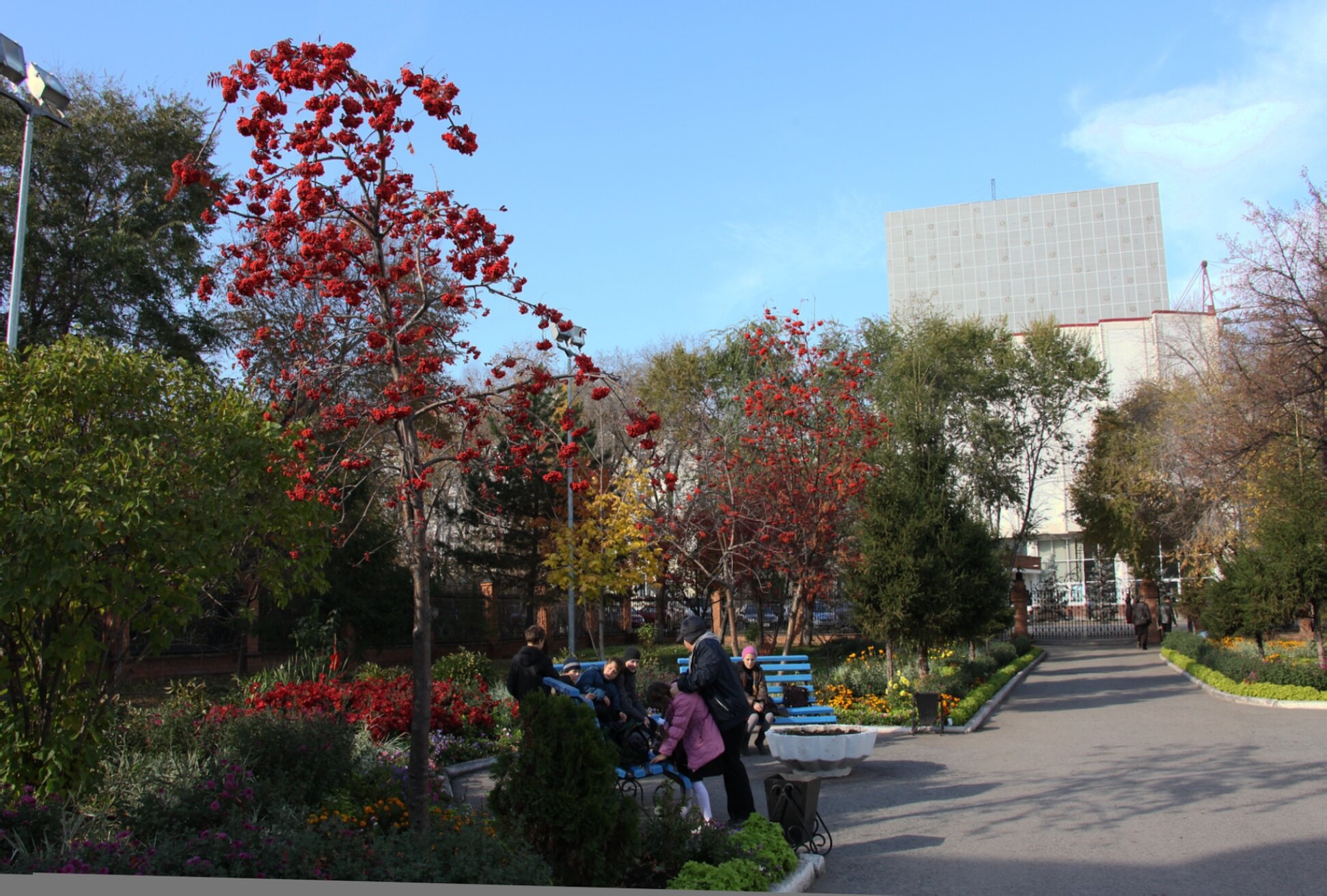 Территория Крестовоздвиженской церкви в Тюмени