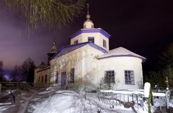 Церковь Покрова Пресвятой Богородицы в Пестово зимней ночью