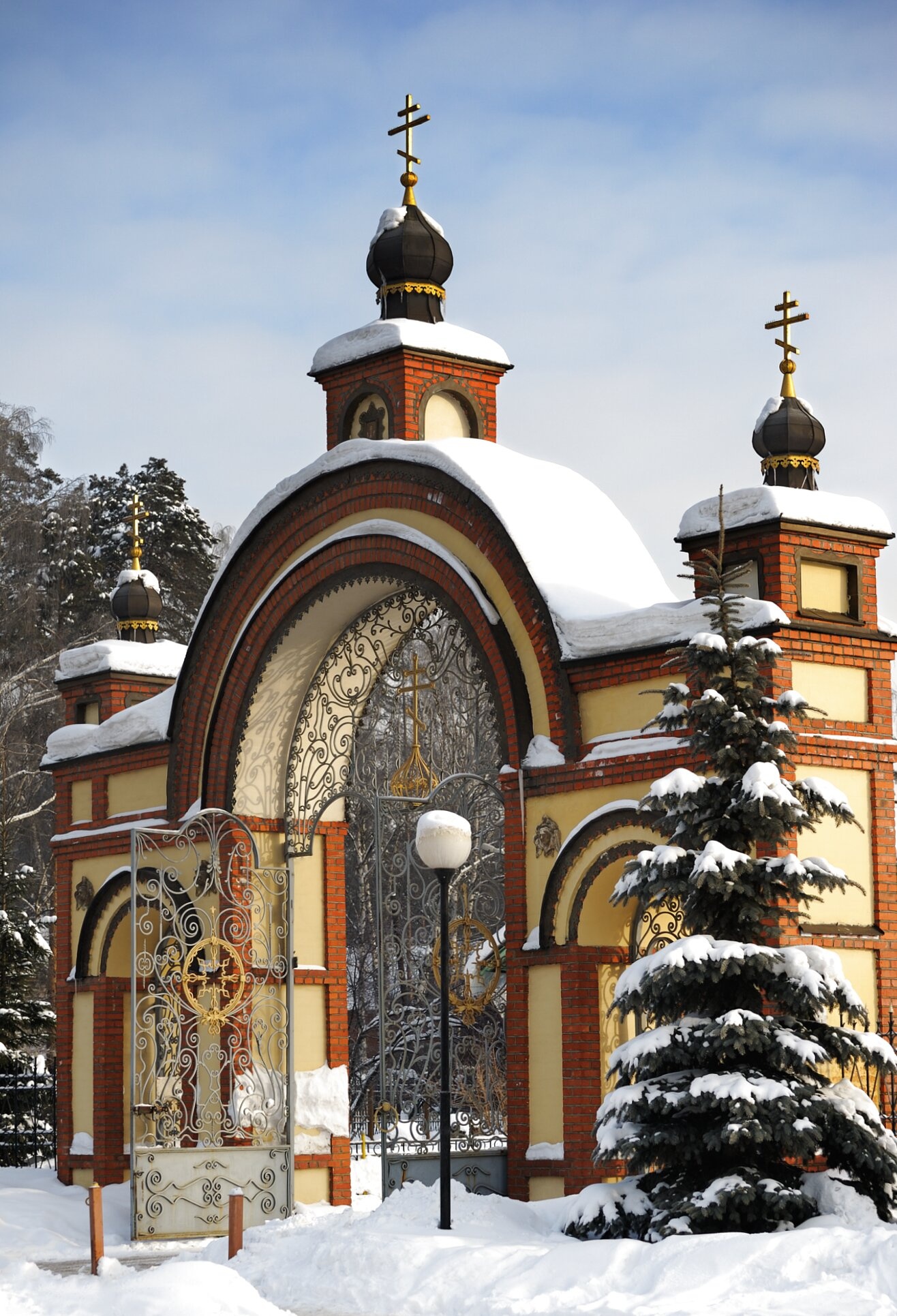 Святые врата Петропавловского храма в поселке Ильинский