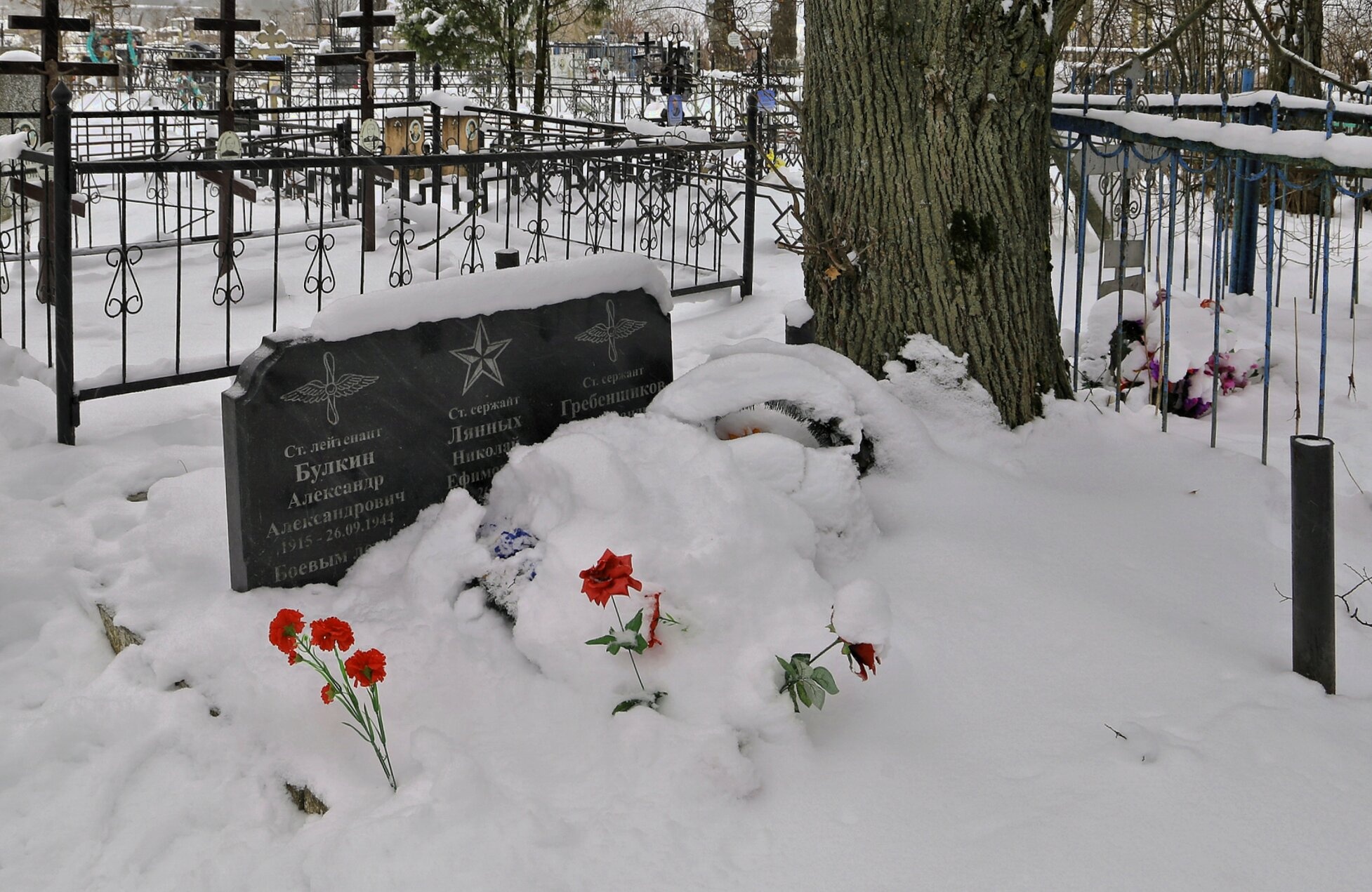 Братская могила летчиков у Церкви Покрова в Алферьево