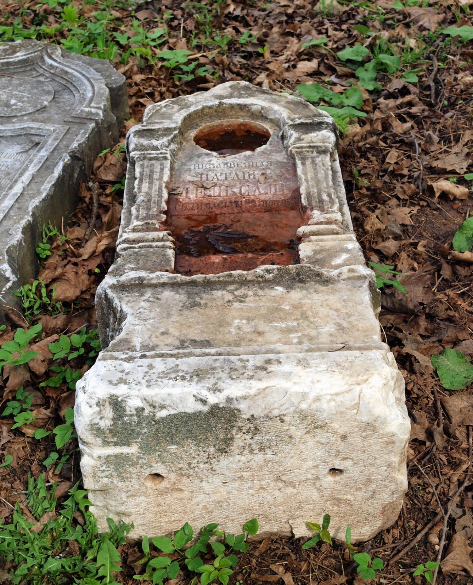 Старинное надгробие на кладбище Знаменской церкви в Аннино