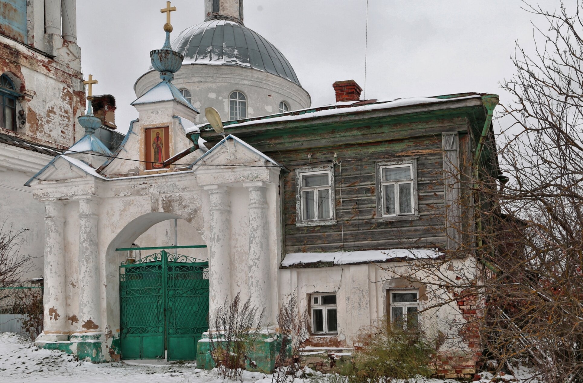Вознесенская церковь в селе Красное - зимний вид