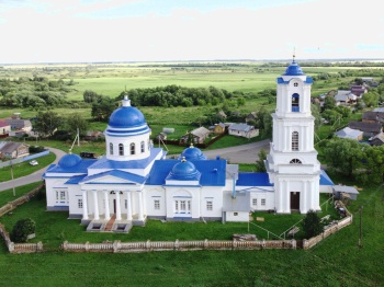 Храм Живоначальной Троицы в селе Красный Бор