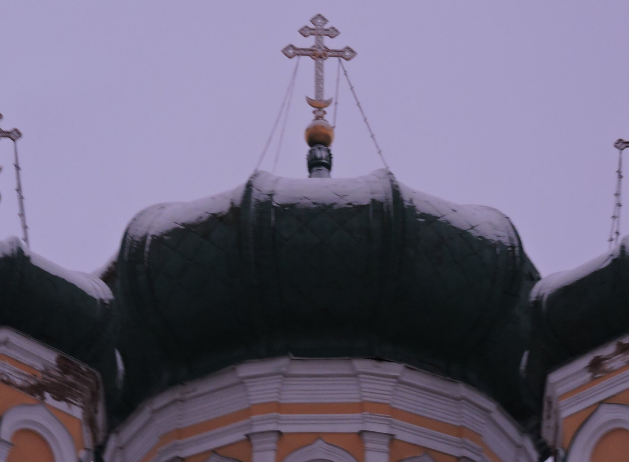 Купол и крест Собора Святого Апостола Павла в Гатчине