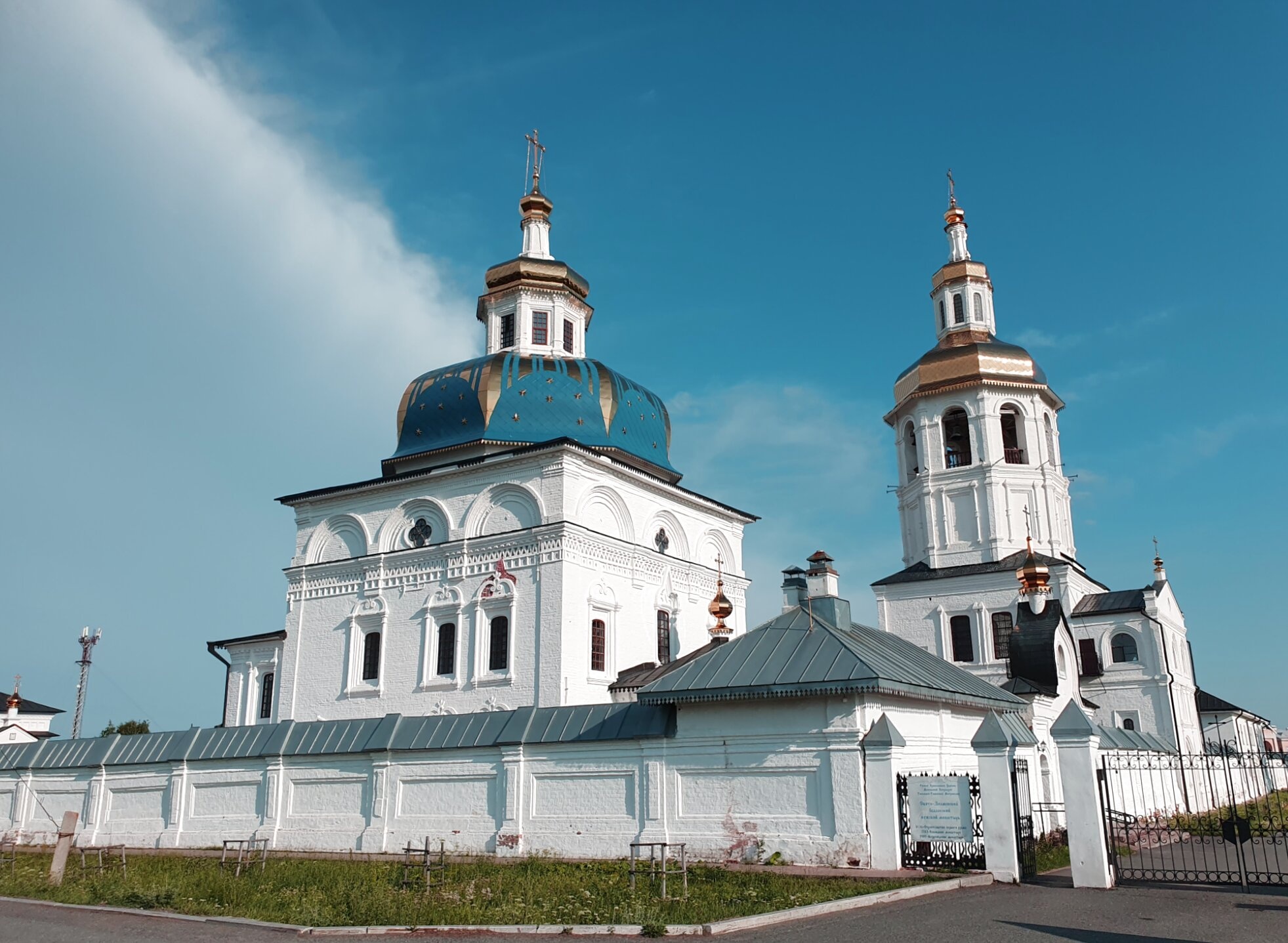 Знаменский собор и церковь Марии Египетской в Абалакском монастыре